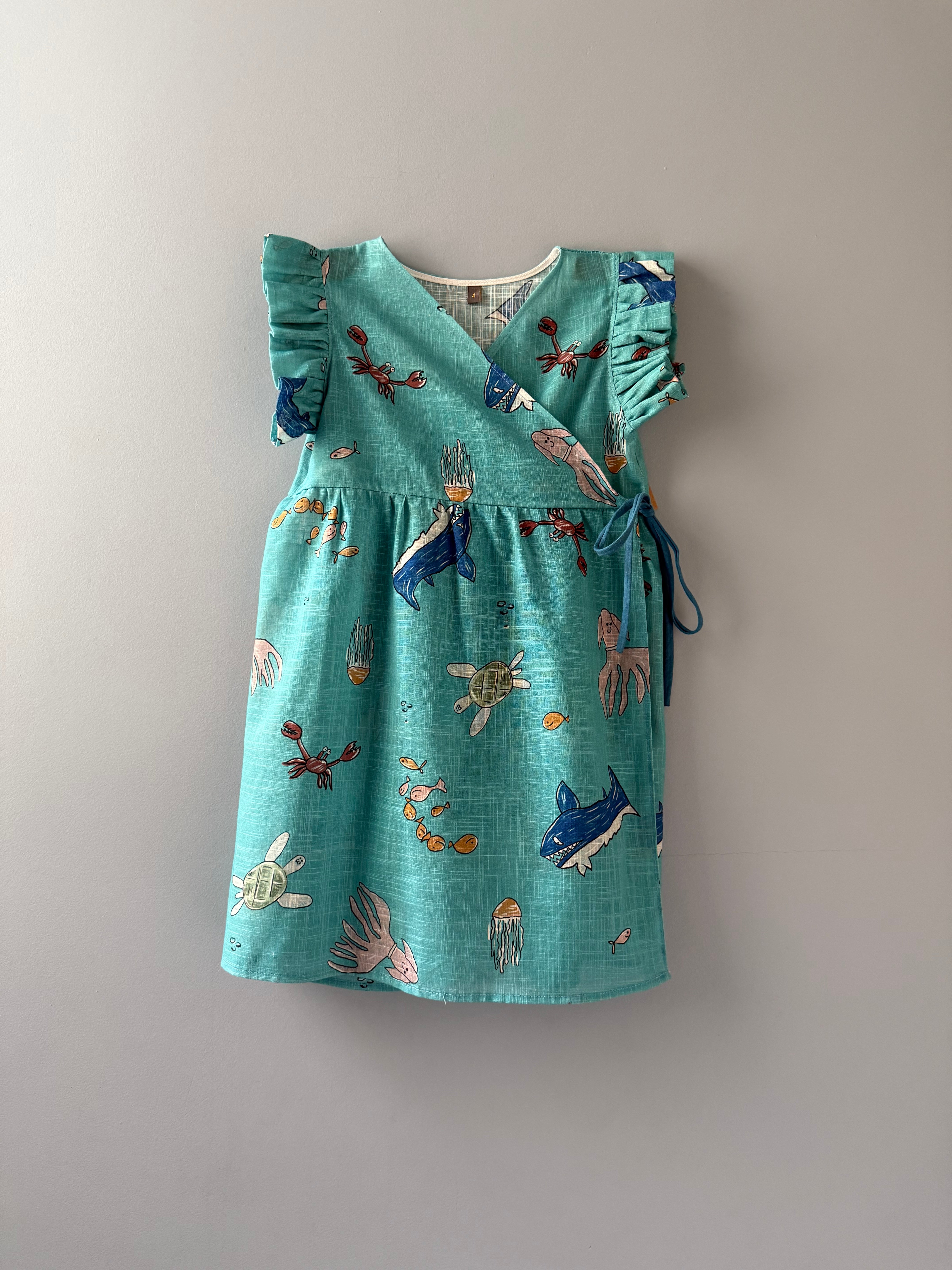 Vestido transpasse fundo do mar