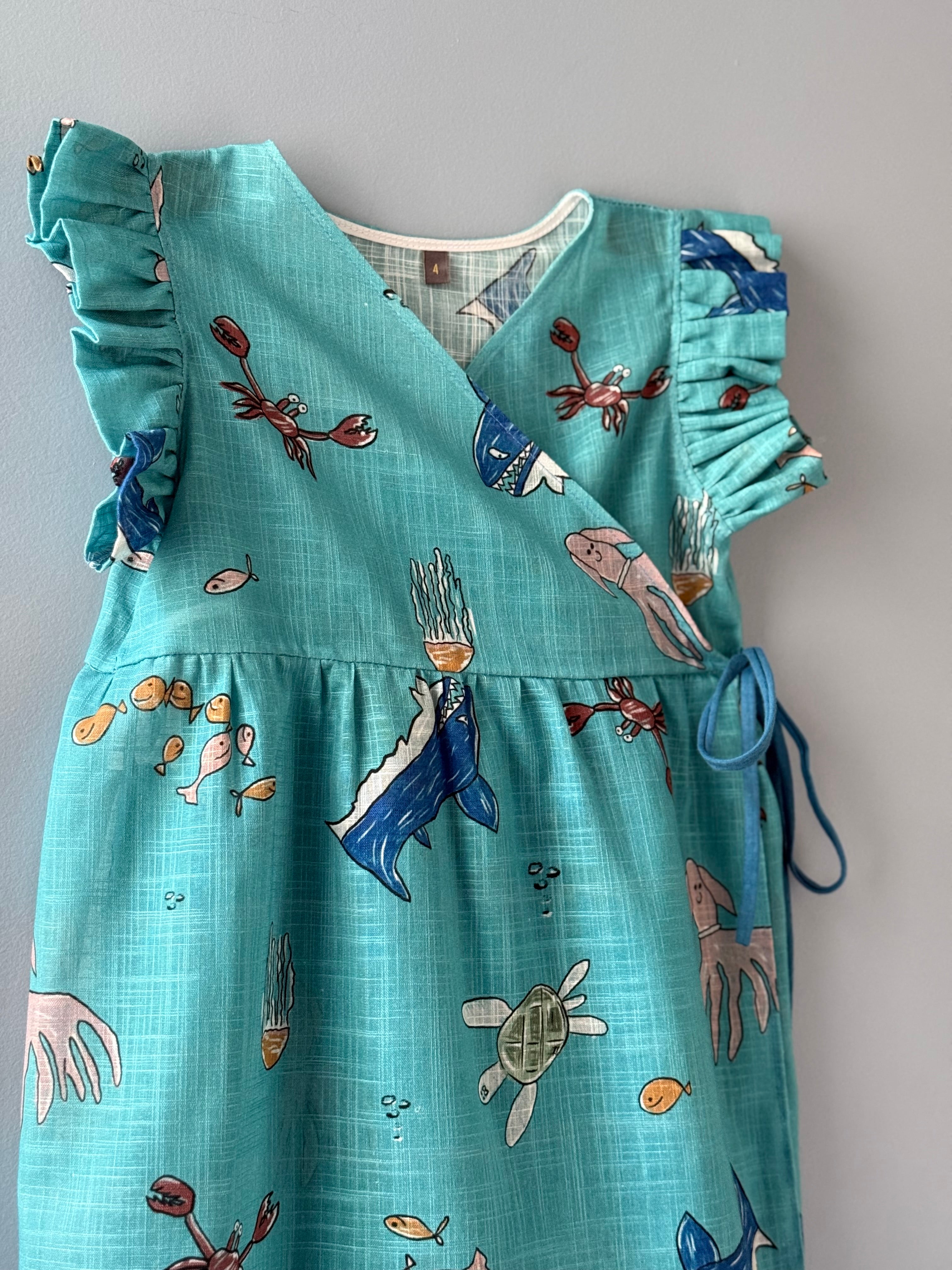 Vestido transpasse fundo do mar