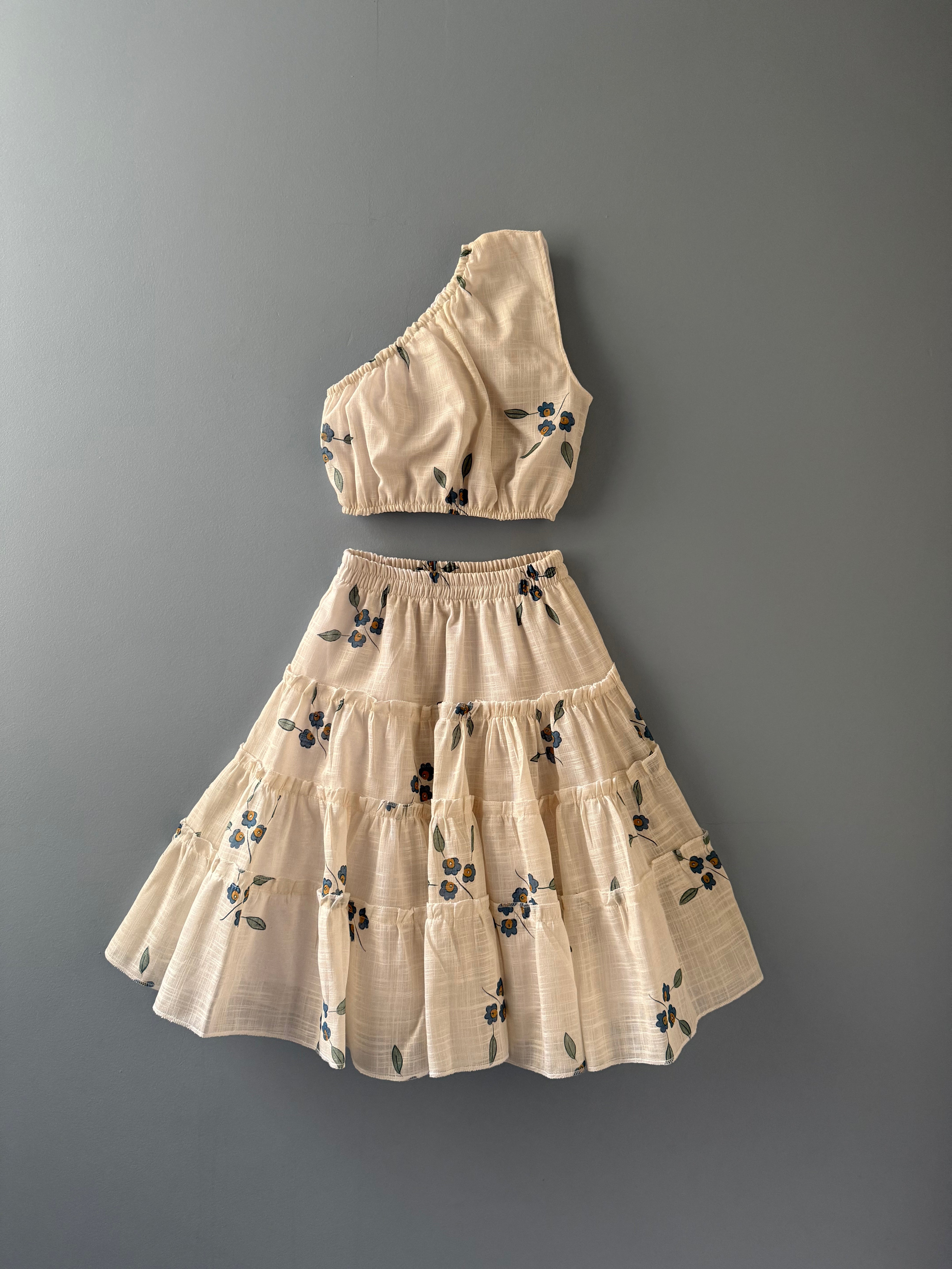 Conjunto top ombrinho e saia rodada